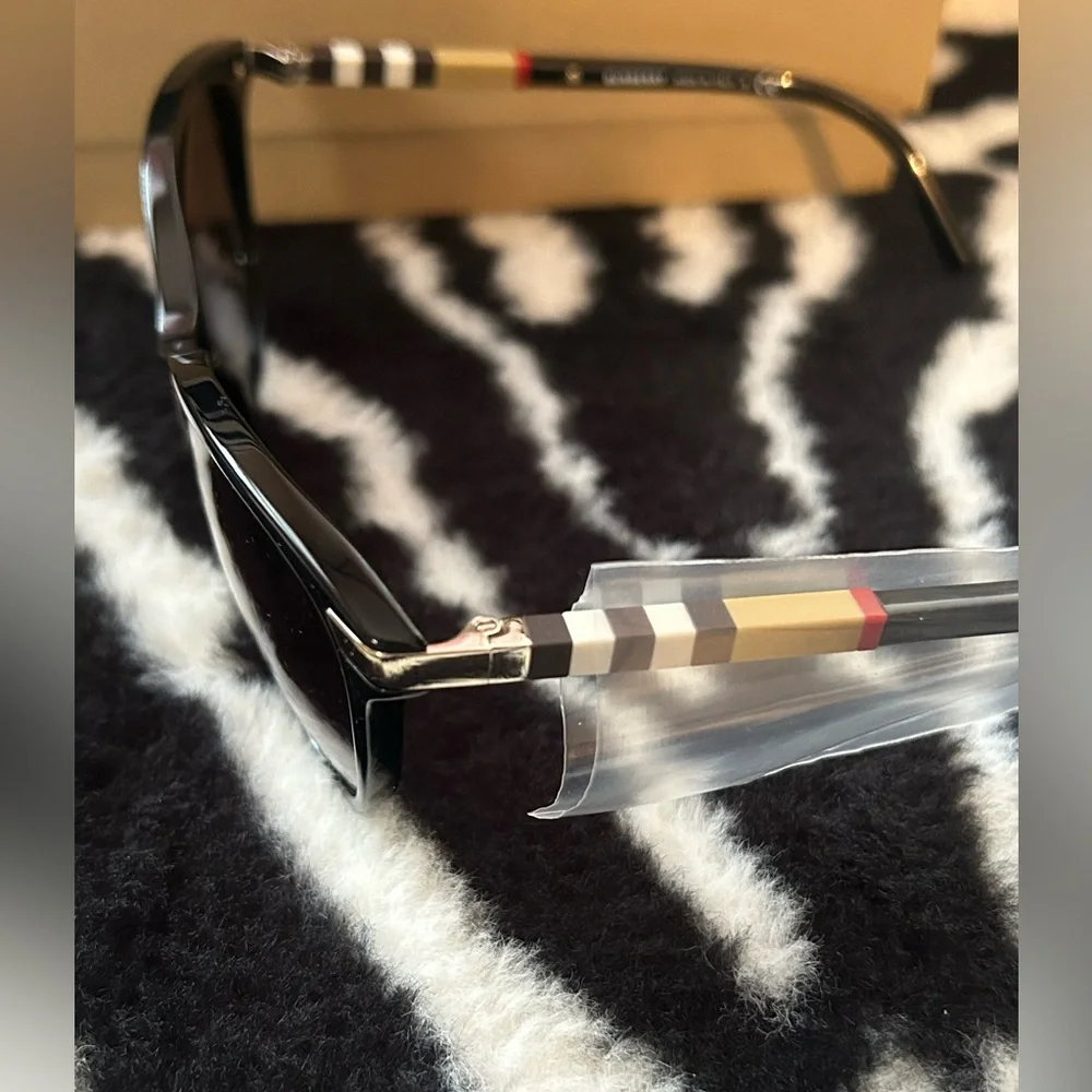 NIB Burberry Cat-eye sunglasses